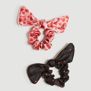 NWT Ann Taylor Heart Scrunchie Set
